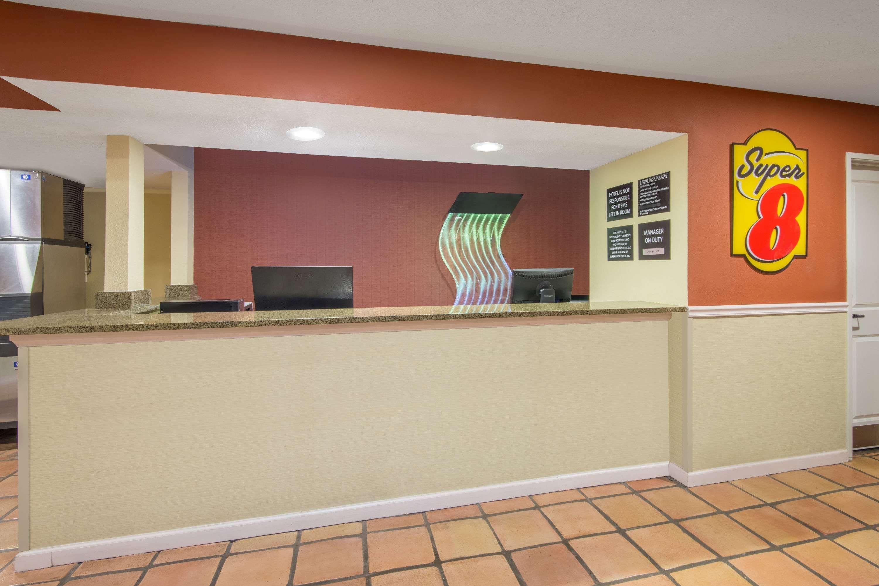 Super 8 By Wyndham Portales Motel Eksteriør billede