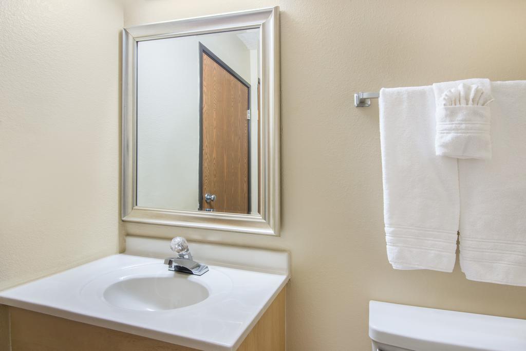 Super 8 By Wyndham Portales Motel Eksteriør billede